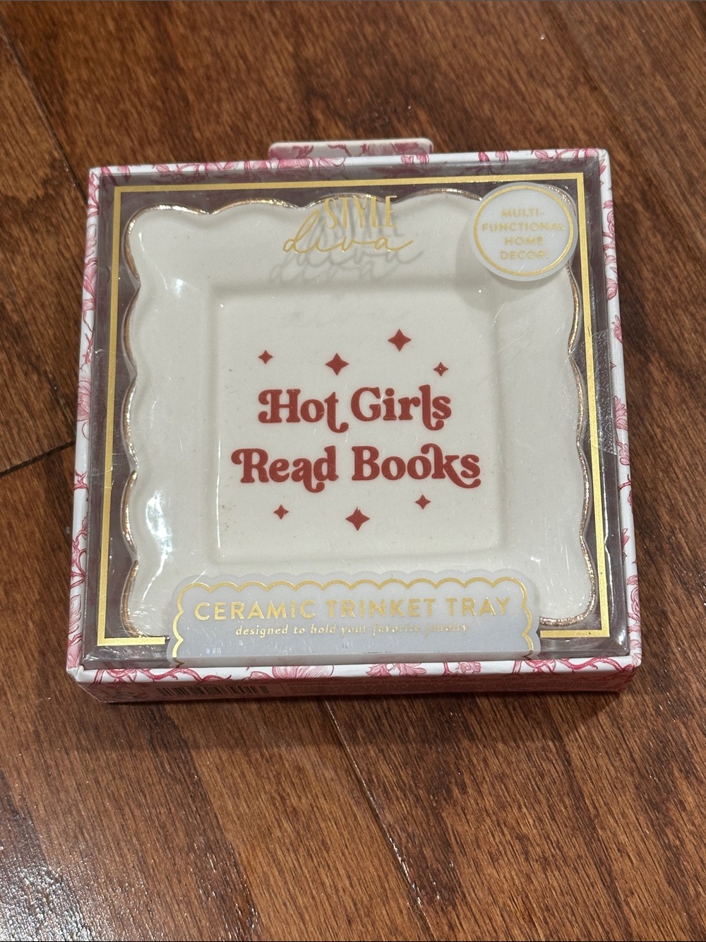 Style Diva White Ceramic Trinket Tray - "Hot Girls Read Books"